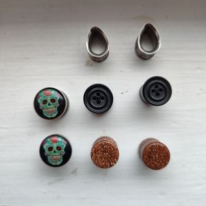00g 10mm ear gauges plugs tunnels teardrop goldstone skull button